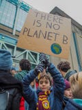 Januari 2019 - Brussel, België: jonge jongen met een met de hand gemaakte affiche met slogan in een protest maart voor klimaatver stock afbeeldingen Januari 2019 - Brussel, België: jonge jongen met een met de hand gemaakte affiche met slogan in een protest maart voor klimaatver stock afbeeldingen