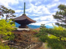 Japanische Pagode auf dem Berg im Tempel mit dem Himmel voll des Wolkenhintergrundes lizenzfreie stockfotos Japanische Pagode auf dem Berg im Tempel mit dem Himmel voll des Wolkenhintergrundes lizenzfreie stockfotos