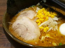 Japanische Ramen mit Schweinefleischscheiben, Körner in der starken Suppe Es besteht aus Chinesisch-ähnlichen Weizennudeln diente stockfoto Japanische Ramen mit Schweinefleischscheiben, Körner in der starken Suppe Es besteht aus Chinesisch-ähnlichen Weizennudeln diente stockfoto