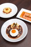 Japans kruidig Tan Tan-varkensvlees over rijst, de salade van zalmtataki en h royalty-vrije stock foto Japans kruidig Tan Tan-varkensvlees over rijst, de salade van zalmtataki en h royalty-vrije stock foto