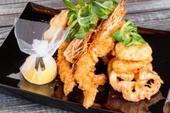 Japanse nationale populaire keuken Sushi, rijst en vissen Smakelijk, prachtig gediend voedsel in een restaurant, koffie, met elem royalty-vrije stock afbeelding Japanse nationale populaire keuken Sushi, rijst en vissen Smakelijk, prachtig gediend voedsel in een restaurant, koffie, met elem royalty-vrije stock afbeelding
