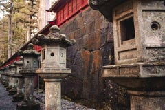 Japanse oude steenlantaarns op een rij royalty-vrije stock afbeelding Japanse oude steenlantaarns op een rij royalty-vrije stock afbeelding