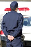 Japanse politieman met patrouillewagen Stock Afbeeldingen Japanse politieman met patrouillewagen Stock Afbeeldingen