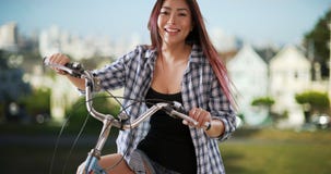 Japanse vrouw die met haar fiets bij het park glimlachen royalty-vrije stock foto's Japanse vrouw die met haar fiets bij het park glimlachen royalty-vrije stock foto's