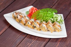 Japansk nationell populär kokkonst Sushi, ris och fisk Smakligt tjänade som beautifully mat i en restaurang, kafé royaltyfria foton Japansk nationell populär kokkonst Sushi, ris och fisk Smakligt tjänade som beautifully mat i en restaurang, kafé royaltyfria foton