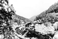 Japansk by Yudanaka i vintern, Nagano prefektur, Japan royaltyfri foto Japansk by Yudanaka i vintern, Nagano prefektur, Japan royaltyfri foto