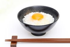 Japanska ris med det rå ägget royaltyfri bild Japanska ris med det rå ägget royaltyfri bild