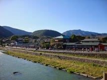 japenese дома рядом с рекой стоковые изображения japenese дома рядом с рекой стоковые изображения