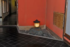 Jardim tradicional japonês da pedra do zen da casa fotografia de stock Jardim tradicional japonês da pedra do zen da casa fotografia de stock