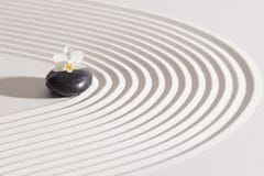 Jardin japonais de zen avec le yin et le yang photo libre de droits Jardin japonais de zen avec le yin et le yang photo libre de droits