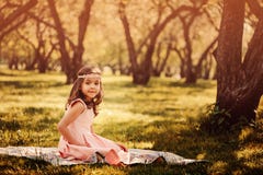 Jardin élégant adorable de fille d'enfant au printemps images libres de droits Jardin élégant adorable de fille d'enfant au printemps images libres de droits