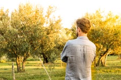 Jardinero que se coloca delante de una huerta - verano Imágenes de archivo libres de regalías Jardinero que se coloca delante de una huerta - verano Imágenes de archivo libres de regalías