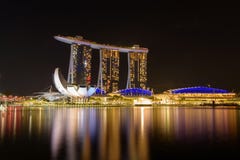 Jardines por la bahía Vista nocturna de la demostración ligera del árbol en Singapur foto de archivo libre de regalías Jardines por la bahía Vista nocturna de la demostración ligera del árbol en Singapur foto de archivo libre de regalías