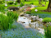 Jardín asiático con la charca foto de archivo Jardín asiático con la charca foto de archivo