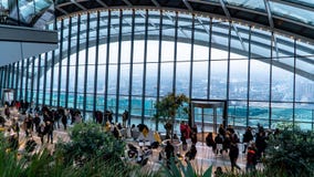 Jardín del cielo en Londres con los turistas y el horizonte de Londres, Londres, Reino Unido imagen de archivo libre de regalías Jardín del cielo en Londres con los turistas y el horizonte de Londres, Londres, Reino Unido imagen de archivo libre de regalías