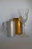 Jarra PLATEADA Y DE ORO con la copa de vino vacía en el fondo blanco fotos de archivo Jarra PLATEADA Y DE ORO con la copa de vino vacía en el fondo blanco fotos de archivo