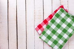Jaskrawi kuchenni ręczniki na bielu malowali drewniane deski obrazy stock Jaskrawi kuchenni ręczniki na bielu malowali drewniane deski obrazy stock