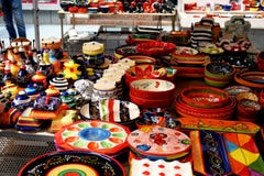 Jaskrawy coloured ręka malujący ceramics przy Hiszpańskim rynkiem obraz royalty free Jaskrawy coloured ręka malujący ceramics przy Hiszpańskim rynkiem obraz royalty free