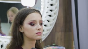 Jaskrawy świąteczny makeup dla brunetki z brązem ono przygląda się pi?kn? twarz idealna sk?ra stosowanie makija? zbiory wideo Jaskrawy świąteczny makeup dla brunetki z brązem ono przygląda się pi?kn? twarz idealna sk?ra stosowanie makija? zbiory wideo