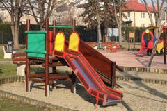 Jaslo, Polonia - 9 2 2019: lo scorrevole dei bambini per la scalata nel parco di giocattoli colorati Multi per i bambini Attrezza fotografia stock libera da diritti Jaslo, Polonia - 9 2 2019: lo scorrevole dei bambini per la scalata nel parco di giocattoli colorati Multi per i bambini Attrezza fotografia stock libera da diritti