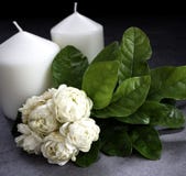 Jasmin und Kerzen auf dunklem Hintergrund stockfotos Jasmin und Kerzen auf dunklem Hintergrund stockfotos