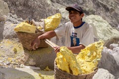 Java/Indonesia - 8 de mayo de 2015: Minero del azufre adentro imagen de archivo Java/Indonesia - 8 de mayo de 2015: Minero del azufre adentro imagen de archivo