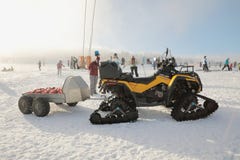 JAVORNIK TJECK - 31 December 2016: Parkerad gul OUTLANDER för snövessla CAN-AM i en vinterinställning, vintersparkcykel arkivbilder JAVORNIK TJECK - 31 December 2016: Parkerad gul OUTLANDER för snövessla CAN-AM i en vinterinställning, vintersparkcykel arkivbilder