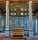 Jawny meczet Manial pałac książe Mohammed Ali Tewfik z drewnianymi złotymi ozdobnymi sufitami, Kair, Egipt zdjęcia stock Jawny meczet Manial pałac książe Mohammed Ali Tewfik z drewnianymi złotymi ozdobnymi sufitami, Kair, Egipt zdjęcia stock