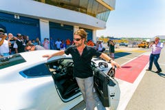 Jay Kay Jamiroquai που οδηγεί ένα Άστον Martin στη διαδρομή φυλών Kyalami στοκ φωτογραφίες με δικαίωμα ελεύθερης χρήσης Jay Kay Jamiroquai που οδηγεί ένα Άστον Martin στη διαδρομή φυλών Kyalami στοκ φωτογραφίες με δικαίωμα ελεύθερης χρήσης