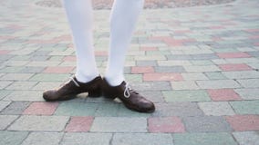 Jazz-Schwingentanz des Mädchentanzens Solo- Tänzer ` s Beinnahaufnahme Lustiger Tanz auf der Stadt ` s Quadratpflasterung stock footage Jazz-Schwingentanz des Mädchentanzens Solo- Tänzer ` s Beinnahaufnahme Lustiger Tanz auf der Stadt ` s Quadratpflasterung stock footage