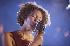 Jazz Singer On Stage femenina fotos de archivo libres de regalías Jazz Singer On Stage femenina fotos de archivo libres de regalías