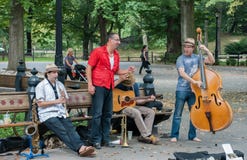 Jazzbandlekmusik på Central Park, New York City USA fotografering för bildbyråer Jazzbandlekmusik på Central Park, New York City USA fotografering för bildbyråer