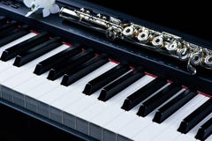 Jazzmusikinstrument-Flöten- und Klaviertastaturabschluß oben mit Blume Stockfotografie Jazzmusikinstrument-Flöten- und Klaviertastaturabschluß oben mit Blume Stockfotografie