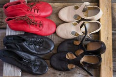 Jazzowi tanów buty są barwiącymi parami, odgórny widok zdjęcie stock Jazzowi tanów buty są barwiącymi parami, odgórny widok zdjęcie stock