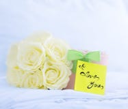 Je t'aime ! Beaux boîte-cadeau et roses sur un lit Concept d'amour photo stock Je t'aime ! Beaux boîte-cadeau et roses sur un lit Concept d'amour photo stock