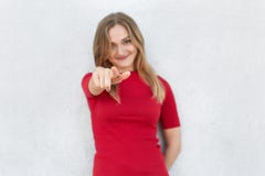Je vous choisis ! Tir cultivé de la femme dans la robe rouge se dirigeant à l'appareil-photo avec l'index d'isolement au-dessus d photo stock Je vous choisis ! Tir cultivé de la femme dans la robe rouge se dirigeant à l'appareil-photo avec l'index d'isolement au-dessus d photo stock