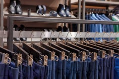 Jeans sur des cintres dans le magasin Photo libre de droits Jeans sur des cintres dans le magasin Photo libre de droits