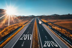 Jechać na otwartej drodze przy pięknym słonecznym dniem nowy rok 2018 zdjęcie royalty free Jechać na otwartej drodze przy pięknym słonecznym dniem nowy rok 2018 zdjęcie royalty free