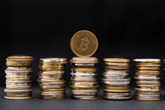 Jeden bitcoin sztuczna moneta na stercie mieszane monety na ciemnym tle z tekst przestrzenią, zdjęcie stock Jeden bitcoin sztuczna moneta na stercie mieszane monety na ciemnym tle z tekst przestrzenią, zdjęcie stock