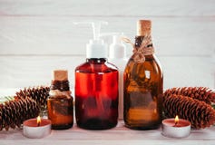 Jedlinowy drzewo i rożków organicznie oleje z świeczkami Organicznie kosmetyka pojęcie zdjęcie royalty free Jedlinowy drzewo i rożków organicznie oleje z świeczkami Organicznie kosmetyka pojęcie zdjęcie royalty free