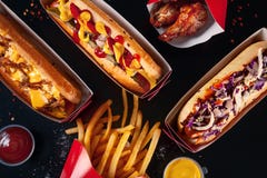 Jedzenia przyjęcia stołu pojęcie Fast food na ciemnym tle obrazy stock Jedzenia przyjęcia stołu pojęcie Fast food na ciemnym tle obrazy stock