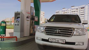 Jeep Drives al trabajador de la gasolinera se acerca al primer del tanque almacen de metraje de vídeo Jeep Drives al trabajador de la gasolinera se acerca al primer del tanque almacen de metraje de vídeo