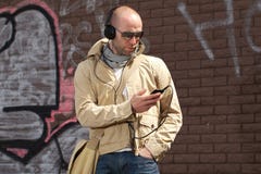 jego khaki słucha męskiego muzycznego telefon potomstwa obraz royalty free jego khaki słucha męskiego muzycznego telefon potomstwa obraz royalty free
