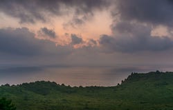 JEJU-EILAND, KOREA: Mooie zonsopgang van de piek van Seongsan Ilchulbong stock foto JEJU-EILAND, KOREA: Mooie zonsopgang van de piek van Seongsan Ilchulbong stock foto