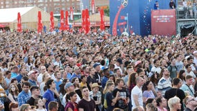 Jekaterinburg, Russland - Juni 2018: Leute in der Fanzone am Weltcup in Russland Fans jubeln für ihr Team an 2018 zu lizenzfreie stockfotografie Jekaterinburg, Russland - Juni 2018: Leute in der Fanzone am Weltcup in Russland Fans jubeln für ihr Team an 2018 zu lizenzfreie stockfotografie