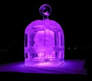 Jelgava, Latvia, Luty/- 10th, 2017: Mała rzeźbiąca lodowa rzeźba głowa w klatce przy nocą Międzynarodowa Lodowa rzeźba zdjęcia stock Jelgava, Latvia, Luty/- 10th, 2017: Mała rzeźbiąca lodowa rzeźba głowa w klatce przy nocą Międzynarodowa Lodowa rzeźba zdjęcia stock