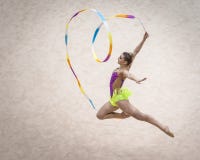 Jelgava, Lettonia - 8 aprile 2018: Il campionato lettone di ginnastica ritmica in Jelgava salto Scultura del nastro del cuore fotografia stock Jelgava, Lettonia - 8 aprile 2018: Il campionato lettone di ginnastica ritmica in Jelgava salto Scultura del nastro del cuore fotografia stock
