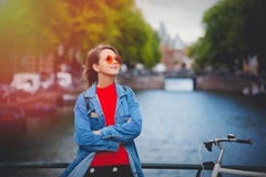 Jenever in zonnebril in Amsterdam, dalingsseizoen stock afbeelding Jenever in zonnebril in Amsterdam, dalingsseizoen stock afbeelding
