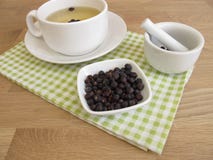 Jeneverbessenthee en droge jeneverbessen stock afbeelding Jeneverbessenthee en droge jeneverbessen stock afbeelding