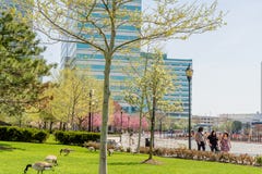 JERSEY CITY, NEW JERSEY, LOS E.E.U.U. - 22 DE MARZO DE 2018: Gente que camina en Jersey City fotos de archivo libres de regalías JERSEY CITY, NEW JERSEY, LOS E.E.U.U. - 22 DE MARZO DE 2018: Gente que camina en Jersey City fotos de archivo libres de regalías